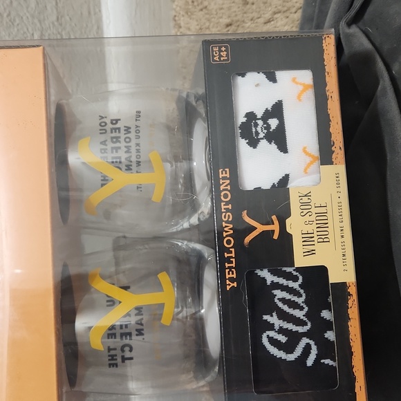 Yellowstone Wine Glass Socks Gift Set Rip Wheeler Beth Dutton - Picture 5 of 5